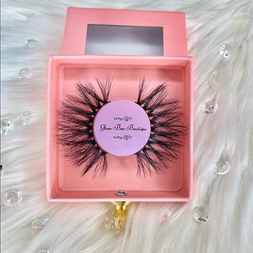 “Bossy” Lashes - Picture 2 of 2